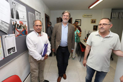 José Antonio Pérez Tapias, con los representantes de Izquierda Socialista en el Bierzo.