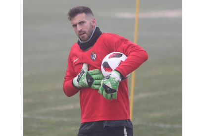 Manu García retornó al marco deportivista el pasado domingo tras dos meses de su última participación. L. DE LA MATA