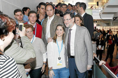 El presidente del Gobierno se fotografía con los jóvenes de Nuevas Generaciones.