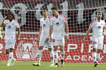 Mario Ortiz, Yeray González, Josep Señé e Iván González muestran su rostro agrio tras encajar el primer gol ante el Sporting. MARCIANO PÉREZ