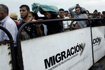 Una multitud de venezolanos intentan cruzar la frontera desde Venezuela hacia Colombia, en Cúcuta, el 13 de febrero