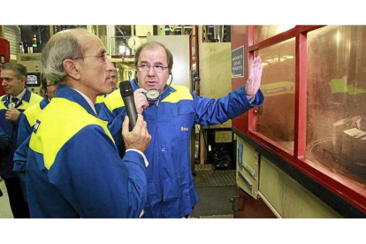 El director de la planta de Valladolid, Mariano Arconada, explica el proceso de fabricación a Juan Vicente Herrera.