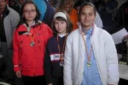 Las participantes alevines Susana, Marta e Ilenia reciben las medallas como vencedoras