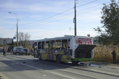 Autobús en el que explotó la granada de mano.