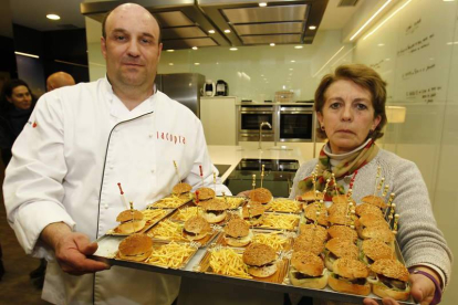 Jonás (La Copla) y Raquel Familiar, con su plato.