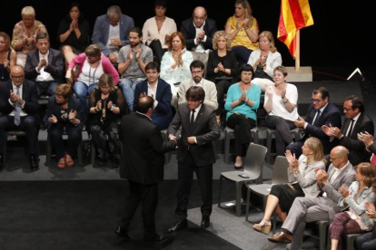 Puigdemont y Junqueras durante el acto político Garanties per a la Democràcia que tuvo lugar el 4 de julio en el Teatre Nacional.