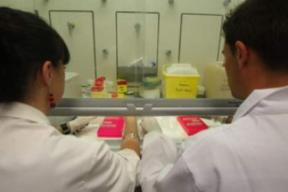 Científicos de la Universidad leonesa trabajando en uno de los institutos de investigación.