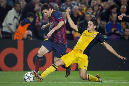 Messi y Coke pelean por el balón en el partido de ida disputado en el Camp Nou.