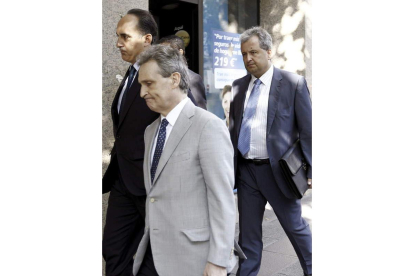 Representantes legales de Bankia y BFA, llegando a la Audiencia.