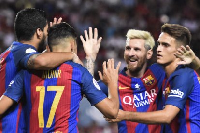 Munir El Haddadi celebra su gol, segundo del equipo frente al Sevilla FC, con sus compañeros del FC Barcelona. RAÚL CARO