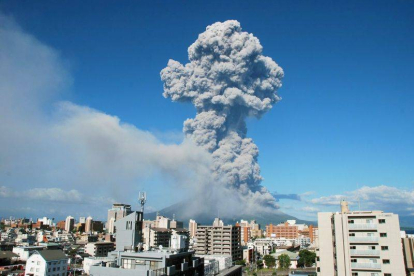 La erupción provocó una gran nube de cenizas.