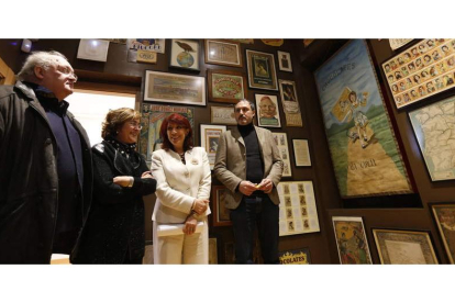 El arquitecto, Juan Múgica, la directora del museo, Elvira Casado, la alcaldesa, Victorina Alonso, y el director del proyecto museográfico, Domingo Aira, en la Cámara de las Maravillas.