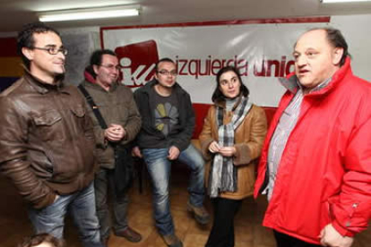 Martínez, un militante, Vázquez, la candidata, y Fernández.