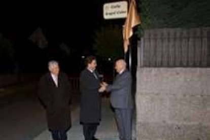 Ángel Cabo, a la derecha, estrecha la mano del alcalde al descubrir la placa con su nombre