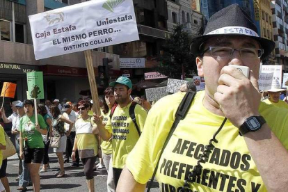 Afectados por las preferentes de Ceiss, en una de sus protestas en León.