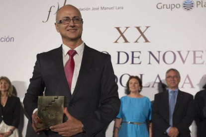 Antonio Garrido recibe el Premio Fernando Lara en la edición del pasado año.