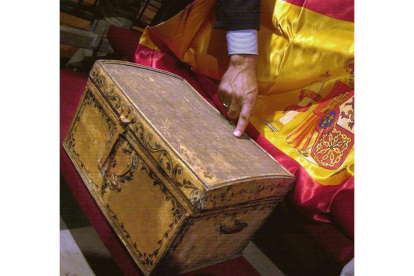 Fotografía de archivo del año 2003 de la caja que contiene los restos de Colón. EMILIO MORENATI