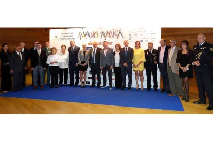 Foto de familia de las personas premiadas este año y en años anteriores junto a autoridades y representantes de la Fundación Un Mañana Sin Alzhéimer. JESÚS F. SALVADORES