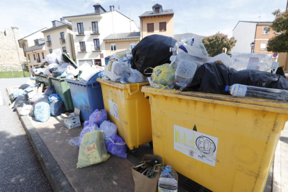 Bolsas de basura que se acumulaban ayer en algunas calles de Ponferrada. L. DE LA MATA