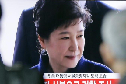 Park Geun-hye, en una imagen de televisión, a su llegada a la fiscalía, en Seúl, el 21 de marzo.