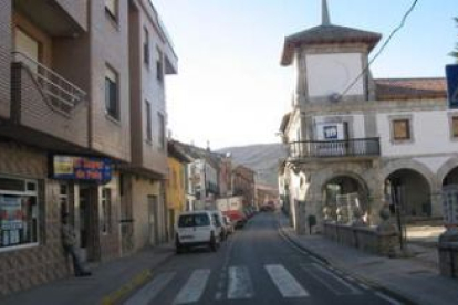 La principal arteria de la localidad verá renovado el alumbrado público con iluminarias de bajo cons