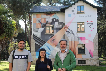 Asier Vera, Silvia Lago y Pedro Muñoz inauguraron el mural en el parque del Temple. L. DE LA MATA