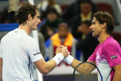 David Ferrer (derecha) felicita a Andy Murray tras la victoria del escocés en las semifinales del Abierto de China.