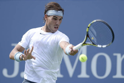 Nadal golpea una bola en su partido ante Dodig.