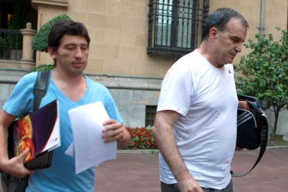 Bielsa sale de la sede social del clud bilbaíno tras reunirse con el presidente Josu Urrutia, .