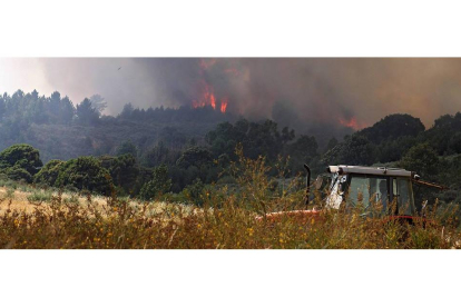 Un tractor traza un cortafuegos cerca del incendio en la cercanías de Palaciosmil