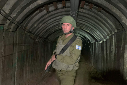 Imagen del contralmirante Daniel Hagari en el túnel descubierto. SARA GÓMEZ