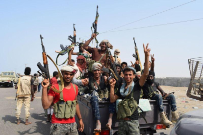 Fuerzas gubernamentales yemenies participan en toma de posiciones en la ciudad portuaria de Al Hudeida en el oeste del Yemen
