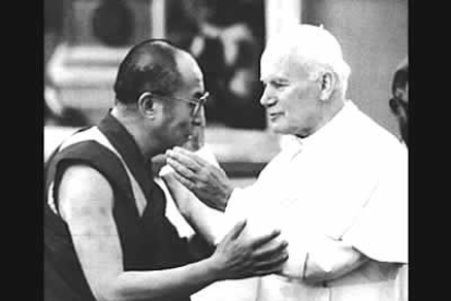 Como máximo representante de la Iglesia Católica, Juan Pablo II ha procurado estrechar lazos con otras religiones. En la imagen se recoge un encuentro con el Dalai Lama en el Vaticano.