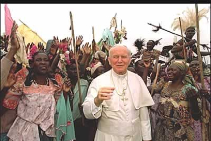 Pasará a la historia como el Papa viajero, al ser el pontífice que más viajes ha realizado. En la imagen en una visita a Uganda en 1993
