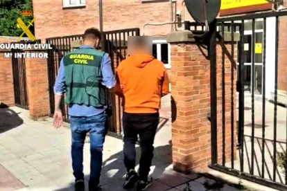 Un agente de la Guardia Civil custodia a un detenido. SUBDELEGACIÓN DEL GOBIERNO