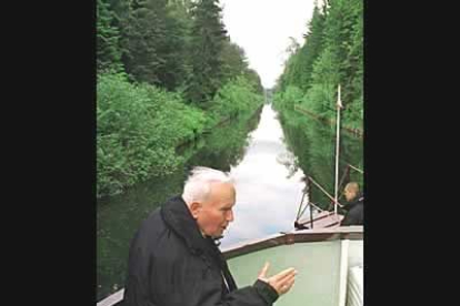 Entre sus numerosos viajes, Wojtyla volvió a su Polonia natal en 1999 por espacio de 13 días. En la imagen navega en el canal Augustowsky