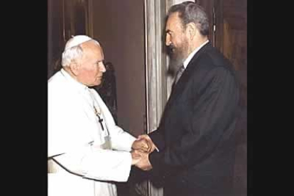 Uno de los viajes más polémicos de sus últimos años de pontificado fue el que le levó a Cuba en enero de 1998. Dos años antes Fidel Castro había visitado el Vaticano
