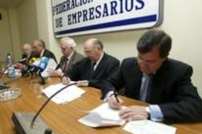 Garnelo, Viloria, Fernández Arias, Fernández Lobato y Suárez, firmando ayer el acuerdo en Ponferrada