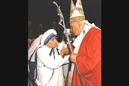 Con la madre Teresa de Calcuta en una audiencia en el Vaticano en el año. En 2002, ya fallecida, Juan Pablo II beatificó a la fundadora de la orden de las Misioneras de la Caridad