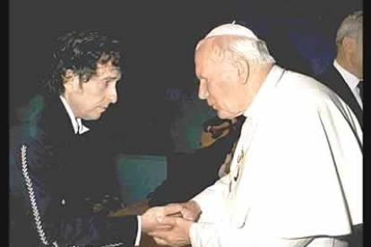 En su afán por acercarse a la sociedad de su tiempo, Juan Pablo II asistió en 1997 en Bolonia a un multitudinario concierto rock cuya principal actuación era la del judío reconvertido al catolicismo Bob Dylan