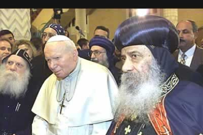 Junto al Papa Ortodoxo Shenouda II en la residencia de éste en El Cairo. Juan Pablo II fue el primer Papa católico en visitar un país ortodoxo desde el cisma de 1054. En el año 2000 pidió perdón por la responsabilidad católica en las divisiones entre cristianos.