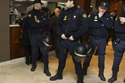 Policías Nacionales, durante una intervención en Valencia.