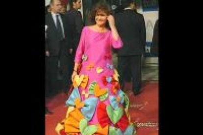 La ministra de Cultura, Carmen Calvo, ha sido una de las sensaciones de la noche con su vestido de Agatha Ruiz de la Prada.