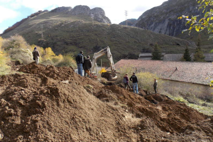Una excavadora  realiza la búsqueda de restos ante la atenta mirada del equipo de la ARMH.