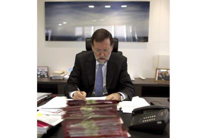 Mariano Rajoy trabajando ayer por la mañana en su despacho de la calle Génova.