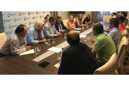 El consejero de Sanidad se reunió ayer en la Diputación con Juan Martínez Majo y varios alcaldes de la zona del sur de León. DL