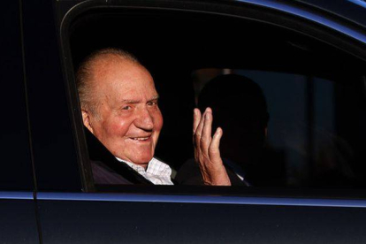 El Rey saluda a su llegada al Hospital Quirón de Madrid, este jueves.