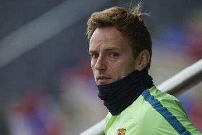 Rakitic, a punto de empezar un entrenamiento del Barça en la ciudad deportiva.
