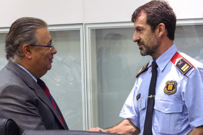 El ministro Juan Ignacio Zoido saluda al nuevo responsable de los Mossos, Ferrán López. J. J. GUILLÉN