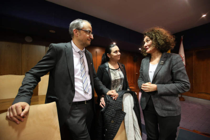Olegario Ramón y Paula Rodríguez (PSOE), con la alcaldesa, ayer antes del Pleno